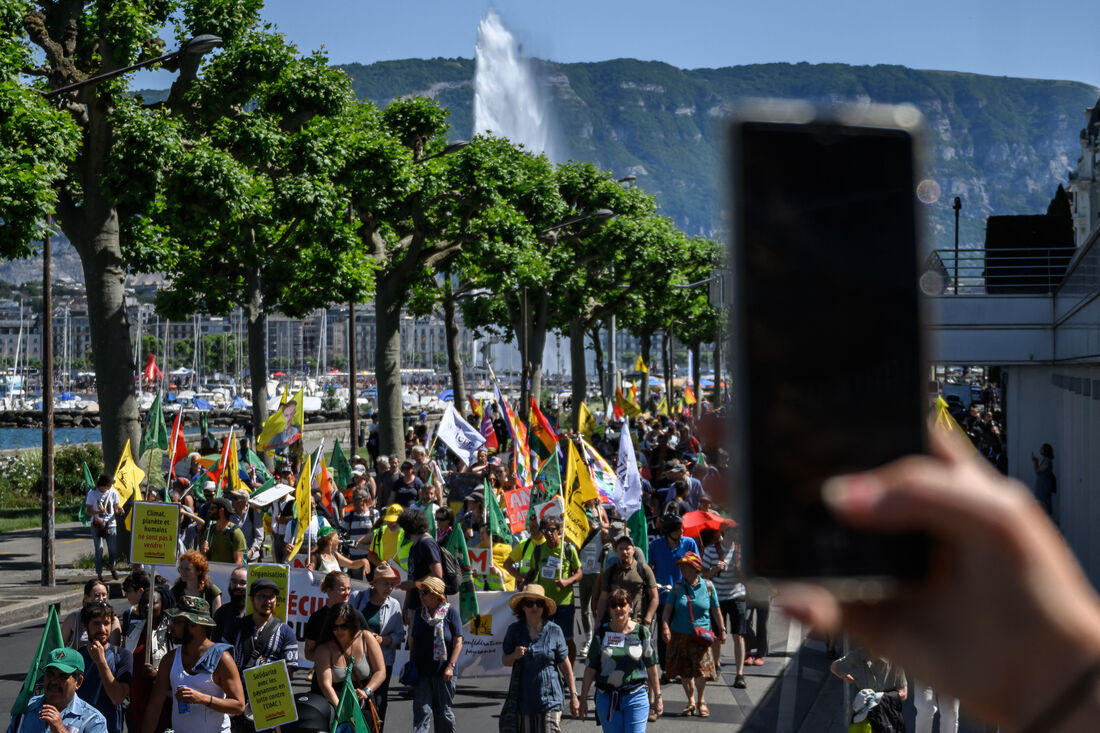 Manifestantes protestam contra insegurança alimentar em Genebra