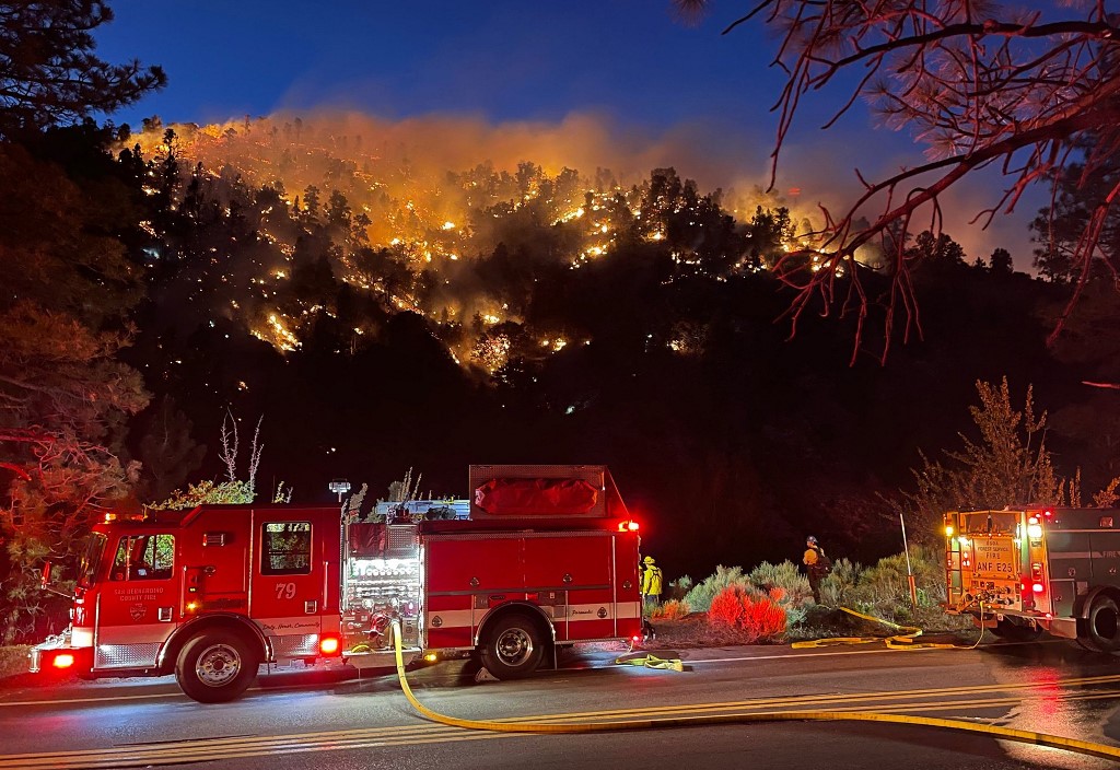 Incêndio de grandes proporções devasta floresta em Wrightwood, na Califórnia