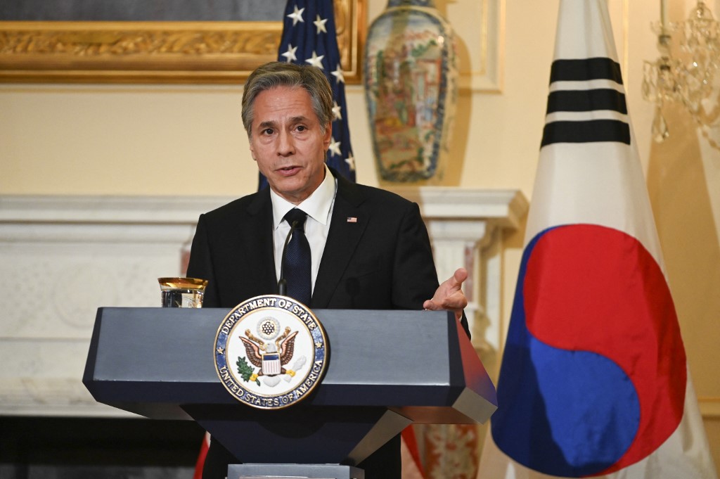 Chefe da diplomacia americana, Antony Blinken, fala durante uma entrevista coletiva após se reunir com o Ministro das Relações Exteriores da República da Coreia, Park Jin