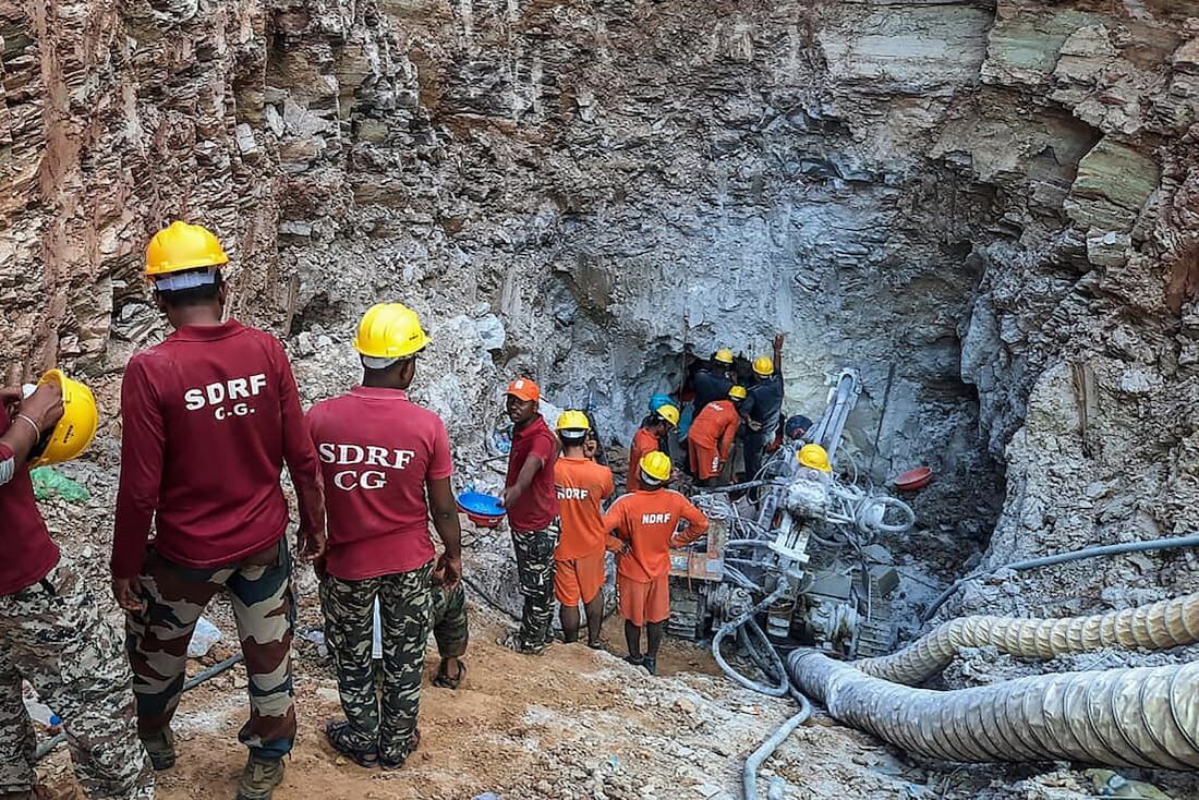 Equipes de emergência resgatam menino preso em poço na Índia