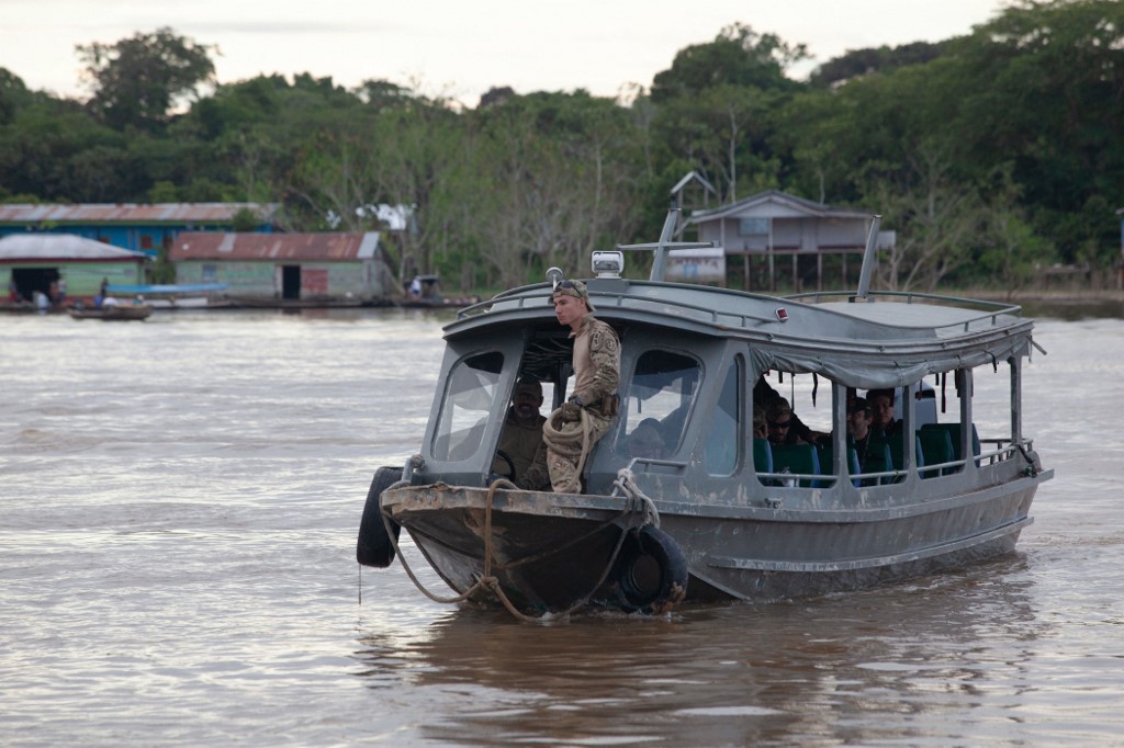 Peritos da Polícia Federal da Força Tarefa chegam ao porto de Atalaia do Norte, município do estado do Amazonas, Brasil, em 14 de junho de 2022, após cumprir mandados de busca e apreensão na comunidade de São Rafael, às margens do Itaquaí rio, relacionado