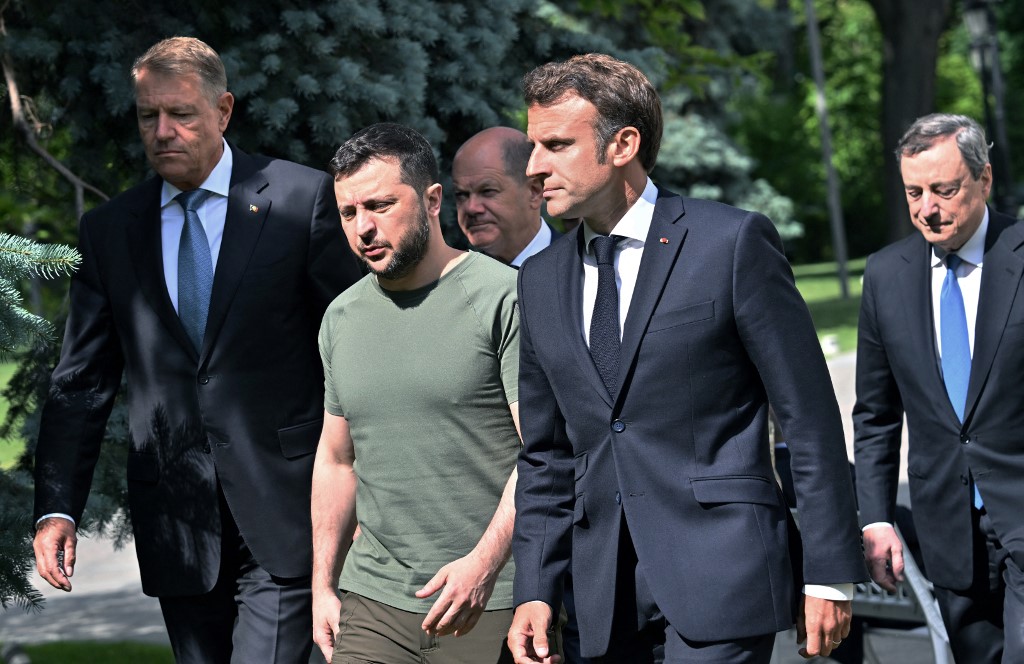 Volodimir Zelensky, disse a seu colega francês Emmanuel Macron, que  duvida da utilidade de conversar com o presidente russo Vladimir Putin para por fim à guerra 