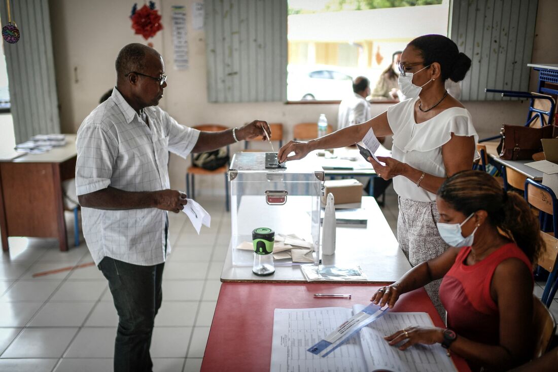 eleitor da ilha francesa Martinica votando