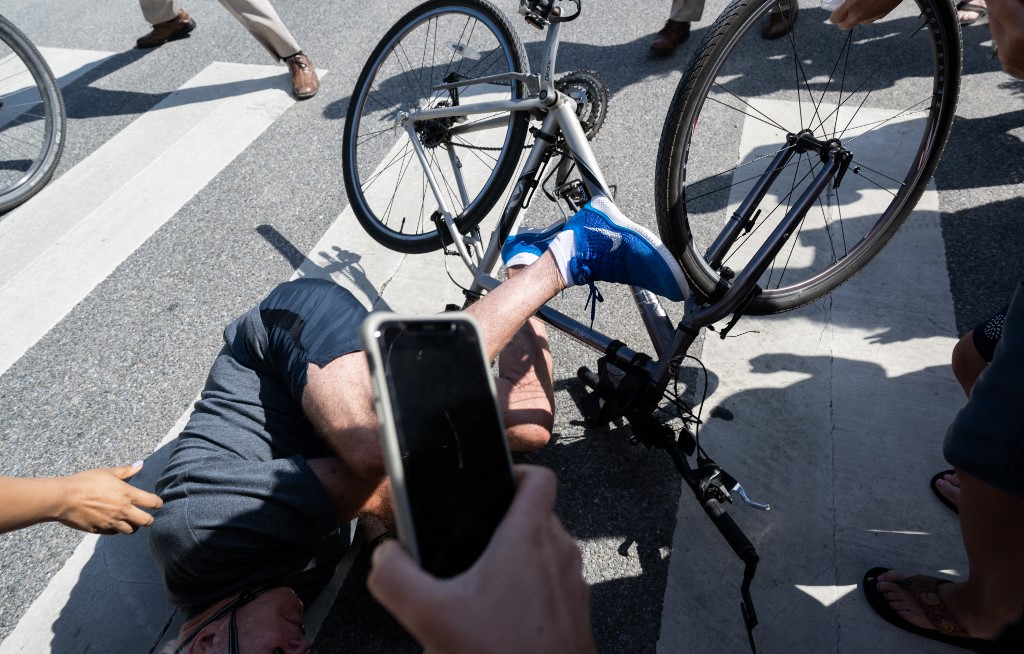 Presidente Biden cai de bicicleta