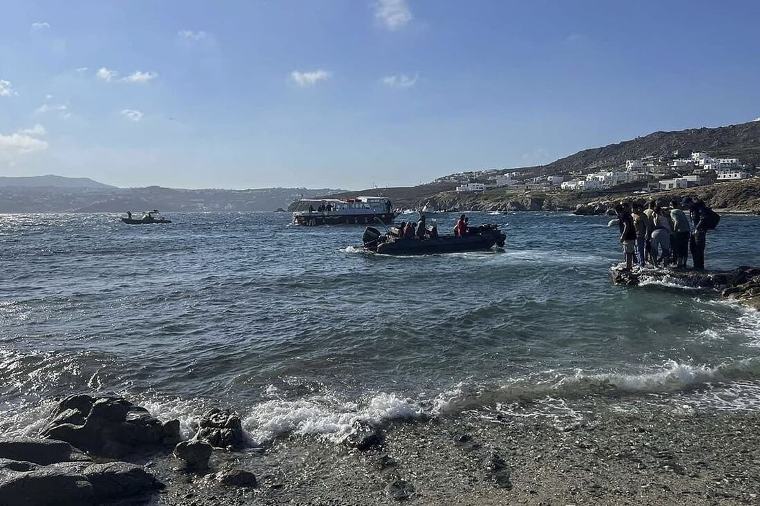 Migrantes chegam à Grécia pelo mar Egeu