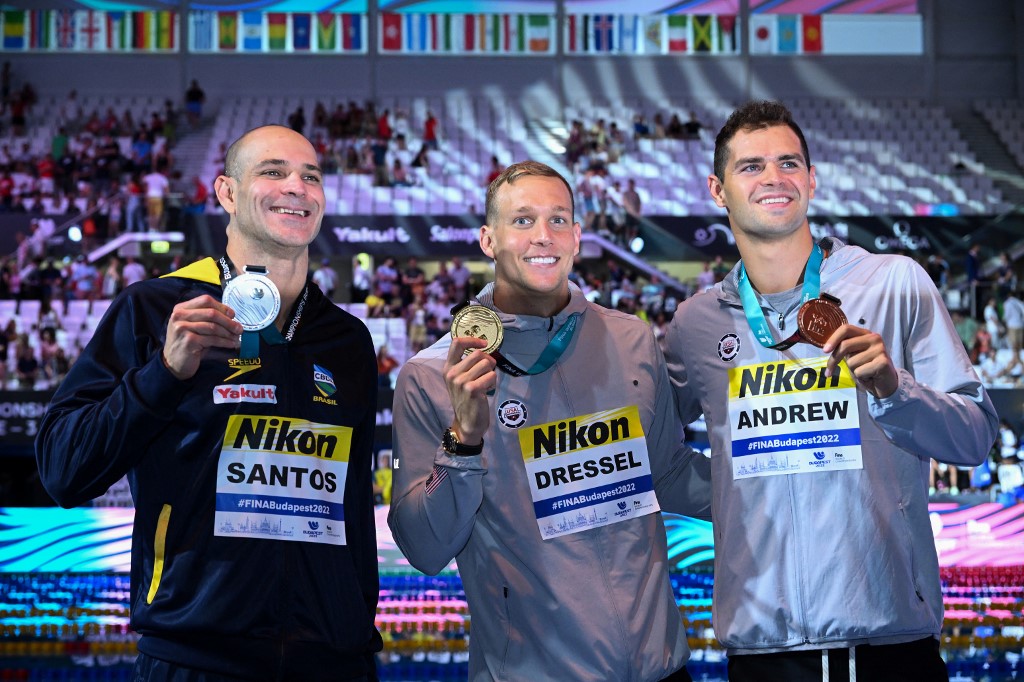 Nicholas Santos (esq) sorri com a medalha de prata na mão