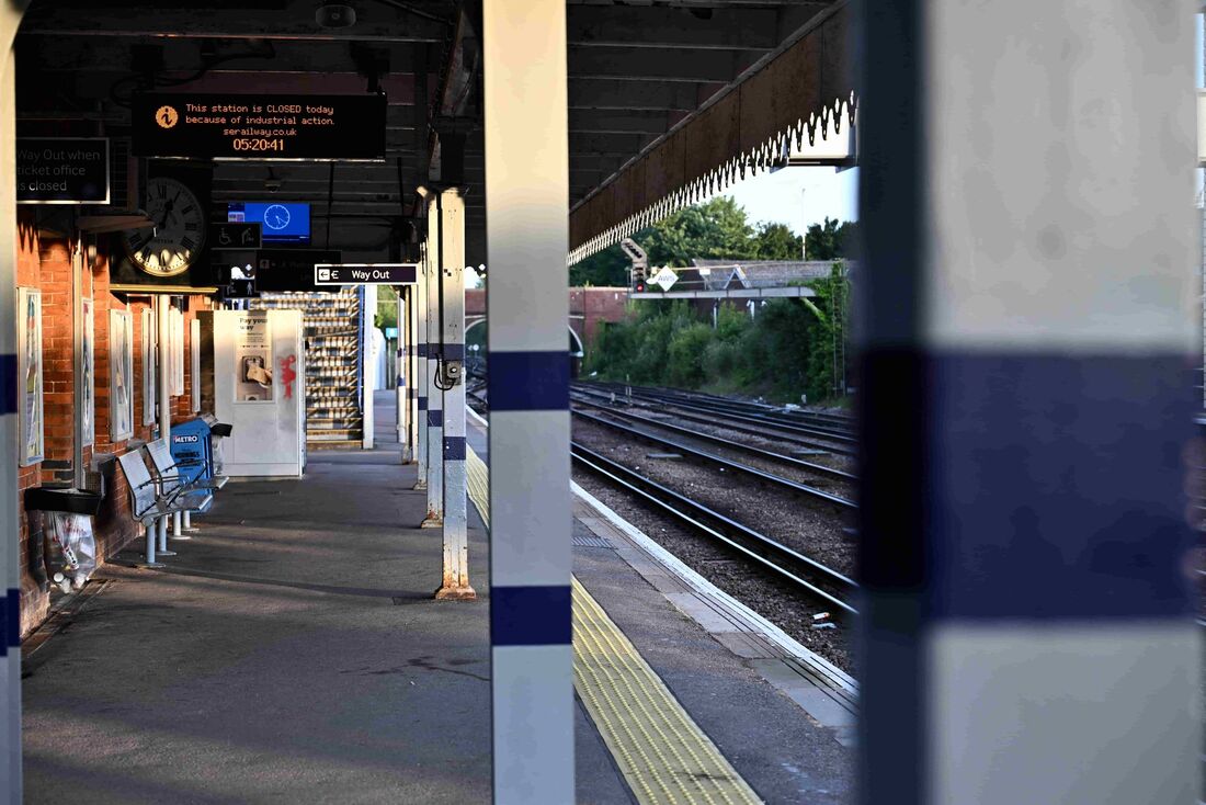 Estação de trem de Paddock Wood vazia em horário de pico devido a greve dos ferroviários