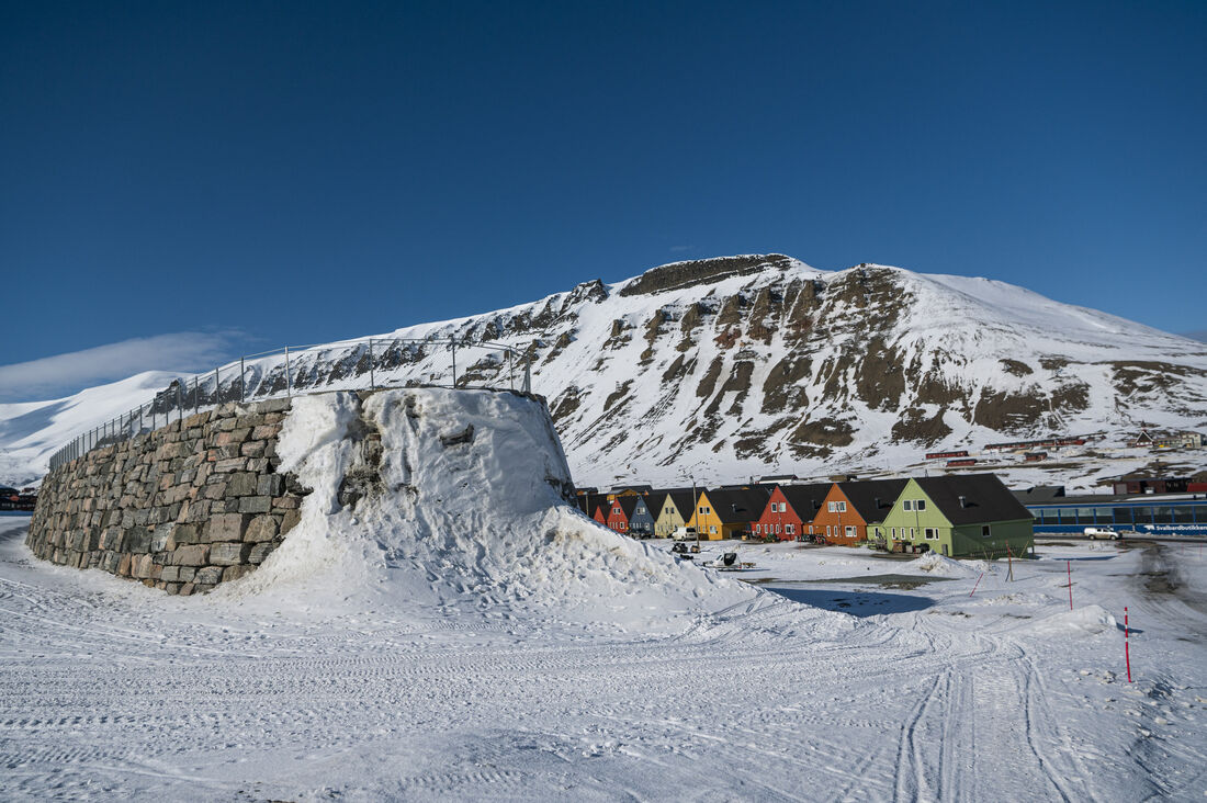 10% das casas da cidade foram substituídas por uma gigantesca barreira anti-avalanche feita de grandes blocos de granito