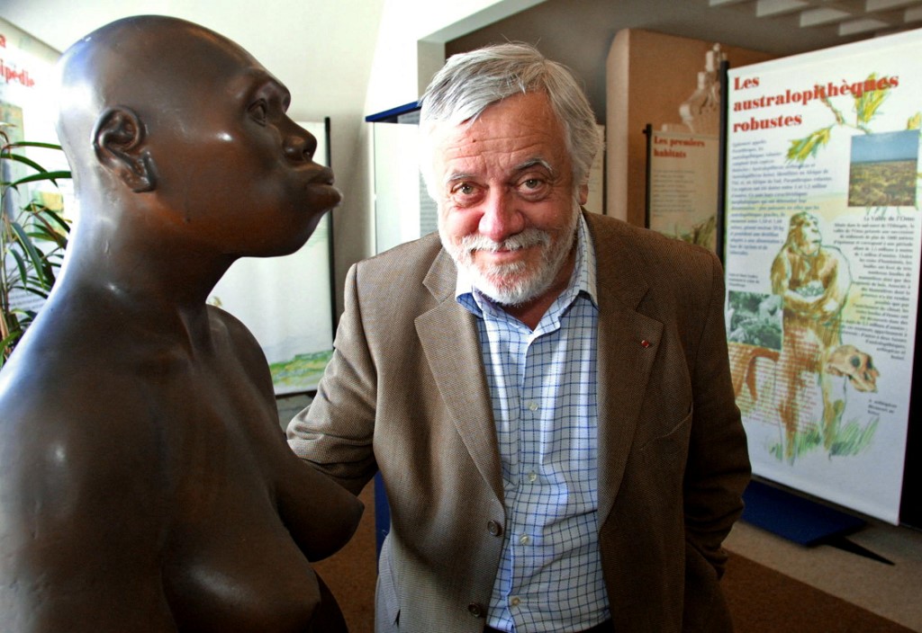 Esta fotografia de arquivo tirada em 10 de julho de 2004, o antropólogo francês Yves Coppens posa ao lado de um modelo de Lucy, uma australopithecus fêmea, em Carnac, oeste da França