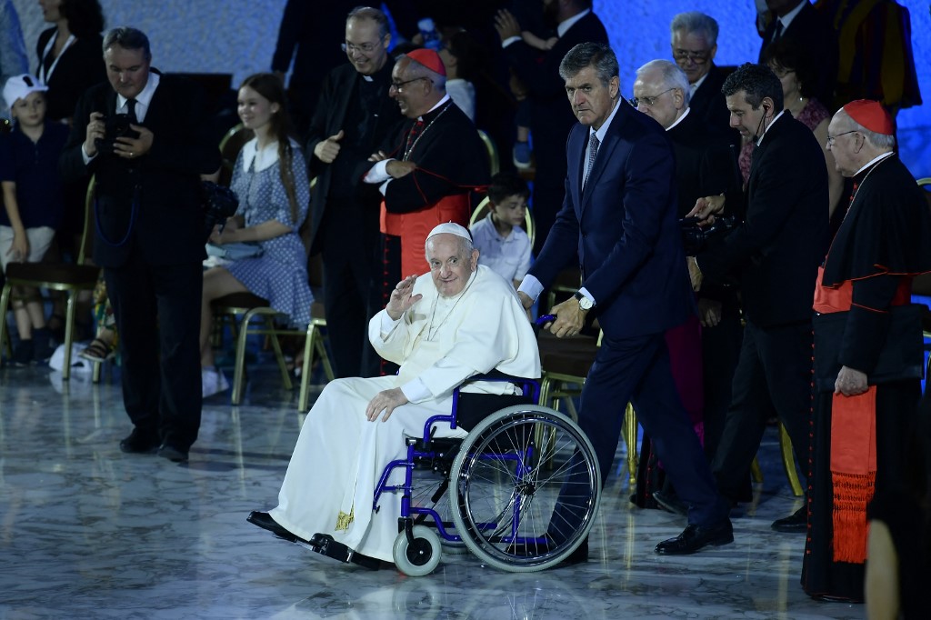 Papa Francisco, sentado em uma cadeira de rodas após tratamento no joelho, acena ao sair no final de uma audiência como parte do Festival das Famílias - 10&ordm; Encontro Mundial das Famílias, em 22 de junho de 2022, no salão Paulo-VI, no Vaticano