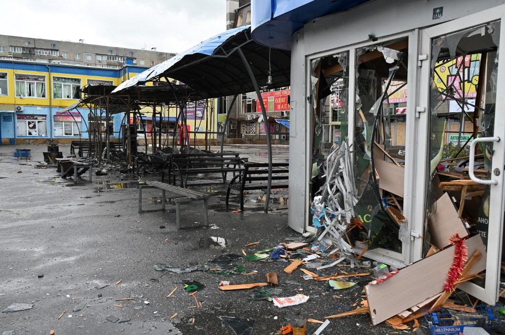 Pavilhões comerciais destruídos em uma estação de ônibus na cidade de Chuhuiv, região de Kharkiv, em 24 de junho de 2022, enquanto a Rússia intensificou sua ofensiva na área nos últimos dias