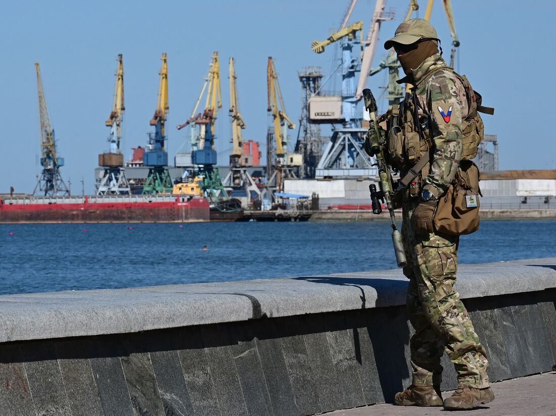 Militar russo patrulha porto de Berdyansk, na Ucrânia