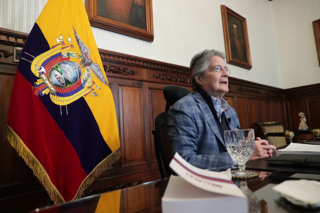 Guillermo Lasso sentado em seu escritório no Palácio Carondelet em Quito em 24 de junho de 2022, antes de fazer um discurso na TV nacional no âmbito dos protestos liderados por indígenas contra o governo