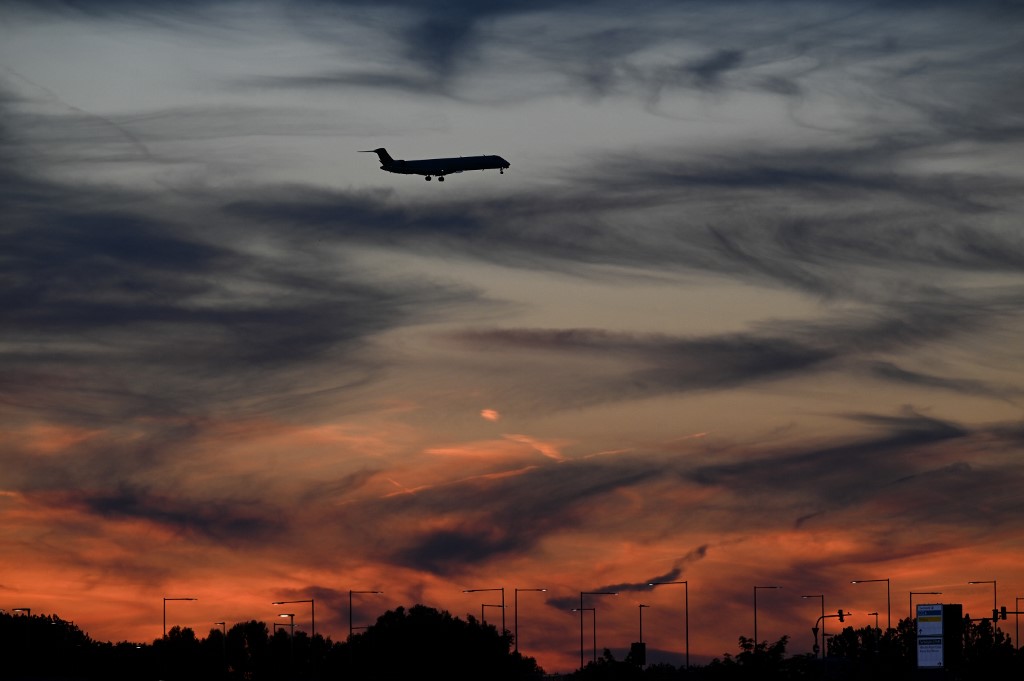 Avião nas proximidades do Aeroporto de Munique, na Alemanha