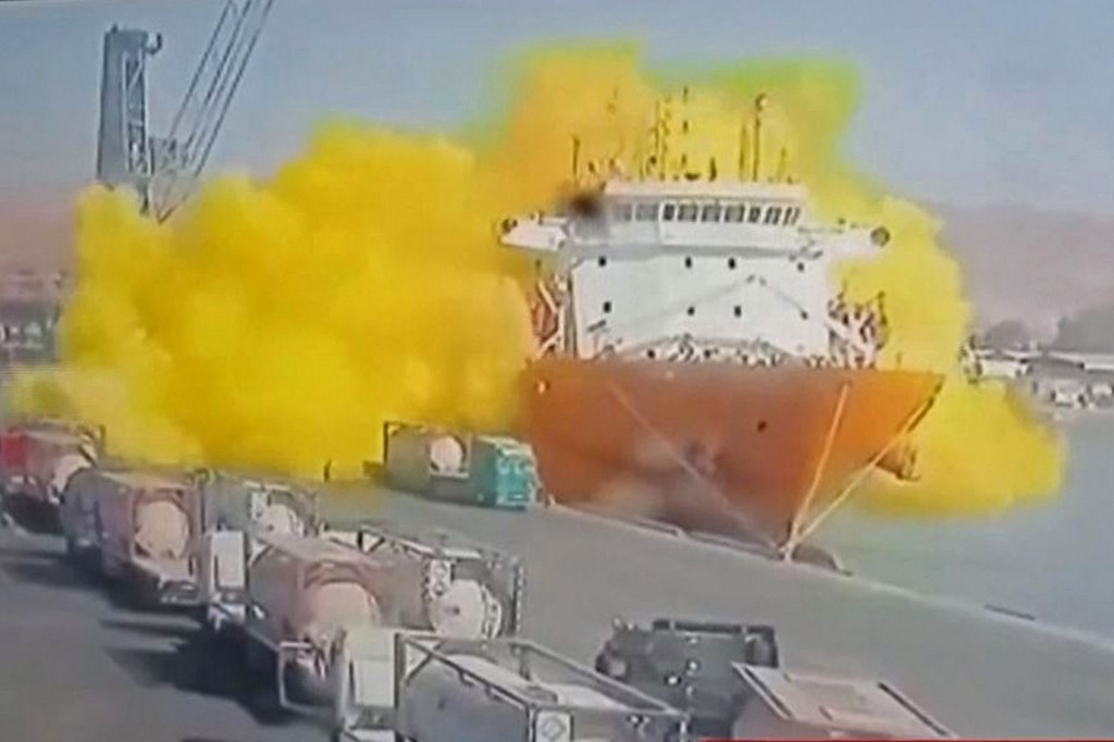 O momento de uma explosão de gás tóxico no porto de Aqaba, na Jordânia. Imagens da TV estatal mostraram um grande cilindro caindo de um guindaste em um navio atracado, causando uma violenta explosão de gás amarelo