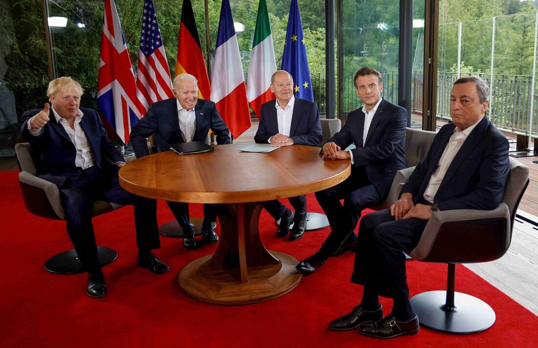 Primeiro ministro britânico Boris Johnson, presidente estadunidense Joe Biden, Chanceler alemão Olaf Scholz, presidente da França Emmanuel Macron e primeiro ministro da Itália Mario Draghi, parte do G7