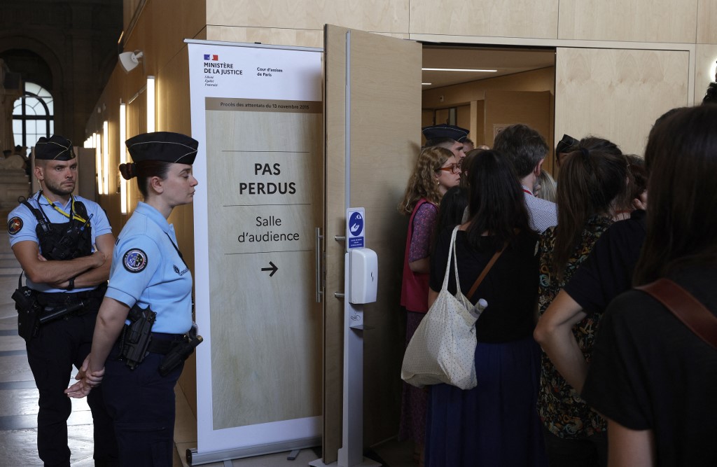 Participantes esperam para entrar na sala do tribunal construída momentos antes do veredito 