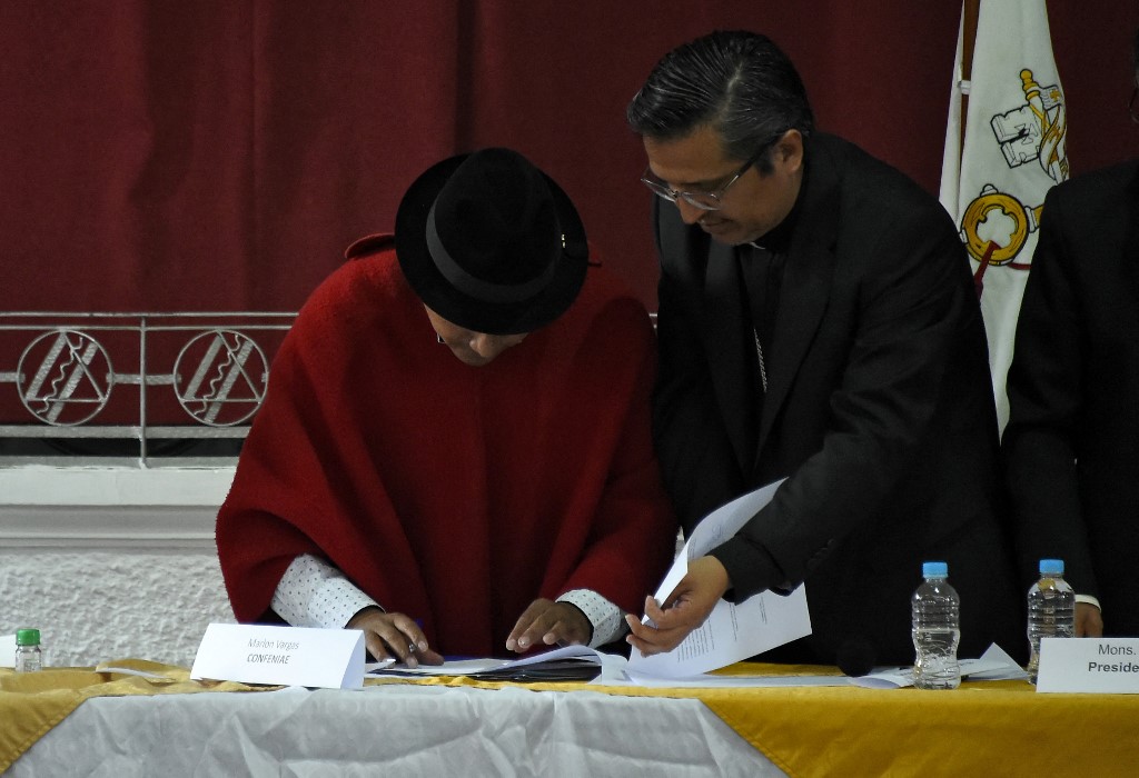 representante dos governo e povos indígenas do Equador assinaram ato de compromisso que pôs fim a 18 dias de protestos contra o governo de Guillermo Lasso e o alto custo de vida