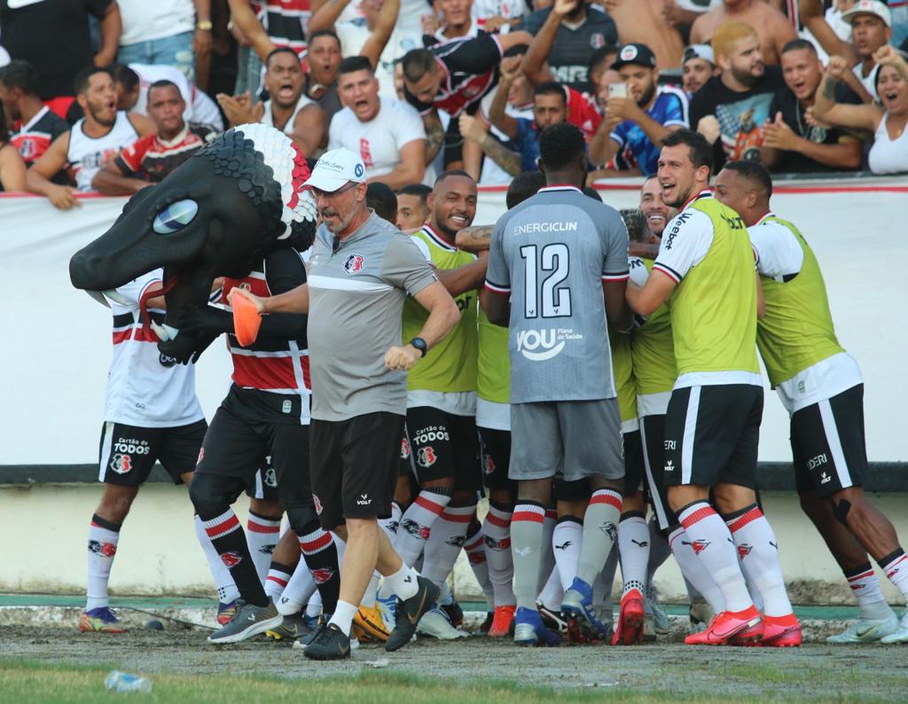 Santa comemora gol com torcida, no Arruda