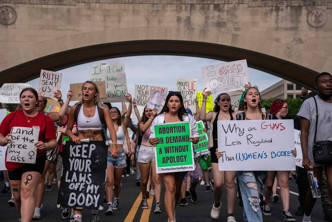 Mulheres em protesto nos Estados Unidos contra a decisão da Suprema Corte