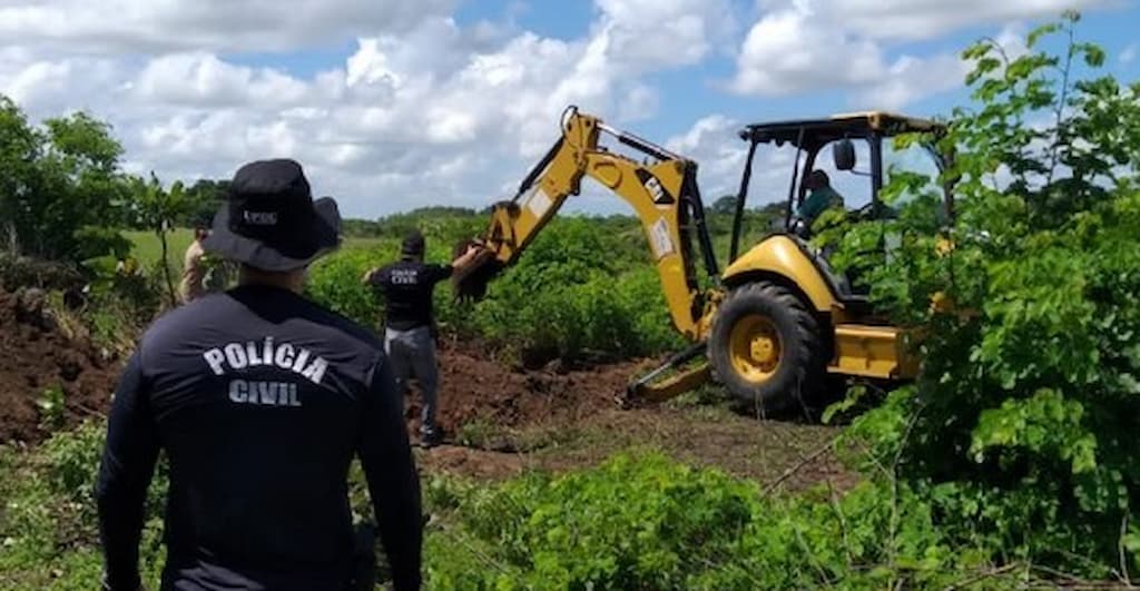 Cemitério clandestino encontrado na região de Mamanguape. Até o momento, foram apreendidas armas de fogo, três quilos de cocaína e dois de maconha, além de 19 veículos que tinham sido roubados