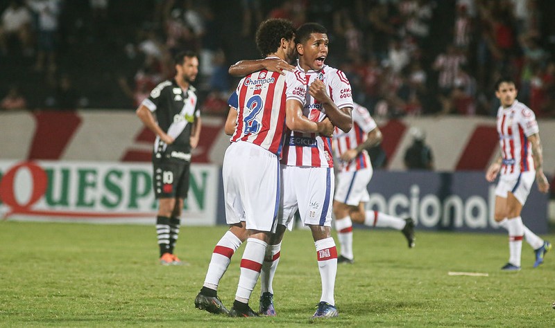 Thassio comemora gol ao lado de Victor Ferraz