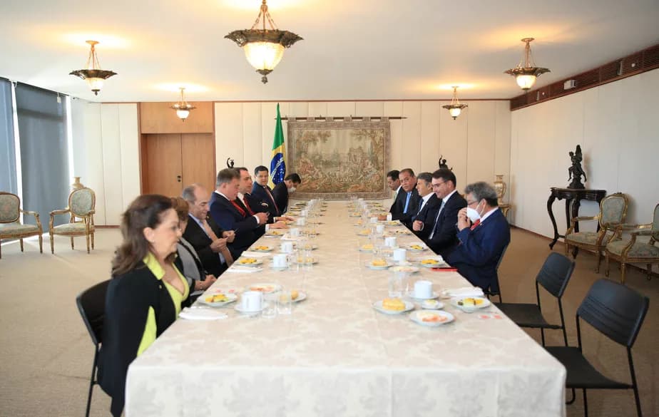 O presidente do STF, Luiz Fux, toma café da manhã com líderes do Senado, incluindo o presidente da Casa, Rodrigo Pacheco, e Flávio Bolsonaro Rosinei