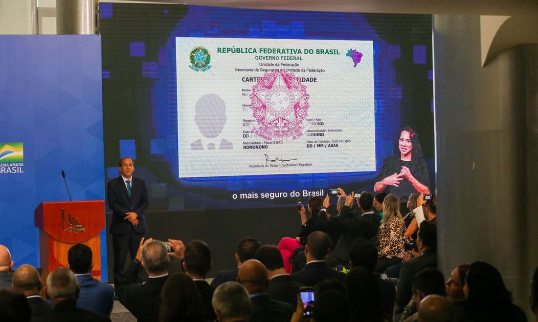 A carteiras de identidade nacional (CIN) com registro único foi entregue por Bolsonaro, nesta segunda-feira (27) em evento no Palácio do Planato 