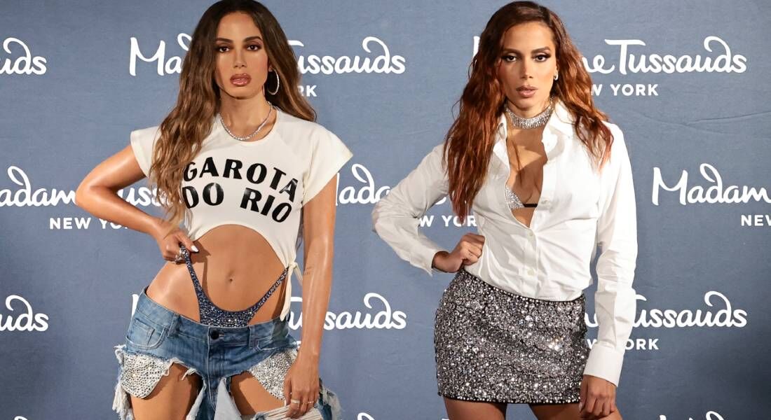 Anitta ao lado da estátua