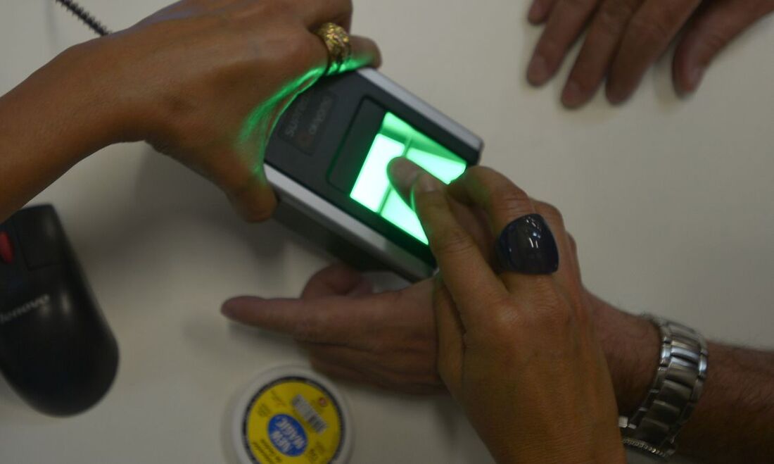 Os eleitores que não tiverem cadastrado as impressões digitais para reconhecimento da biometria serão reconhecidos por meio do título de eleitor ou de um documento oficial com foto