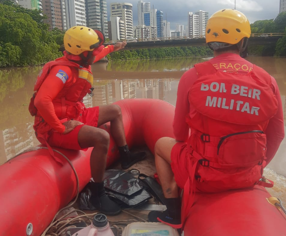 Bombeiros iniciaram as buscas na quarta-feira (8)