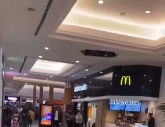 Forro de teto do Shopping Guararapes desaba por conta das chuvas