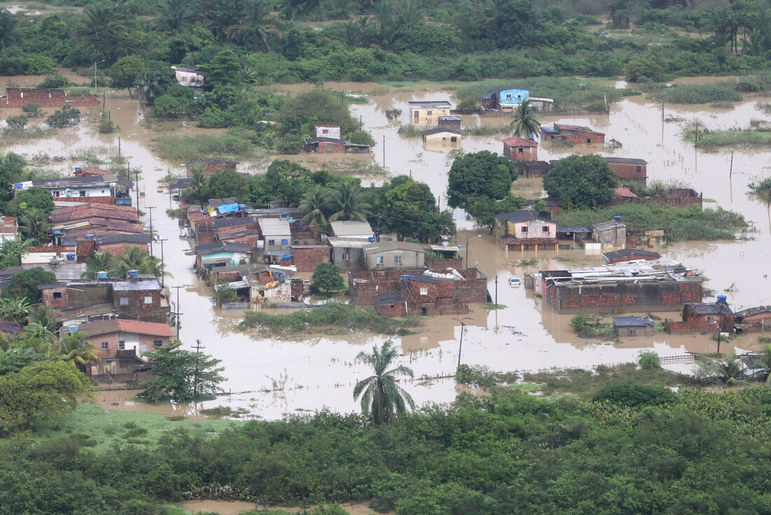 Sobrevoo de áreas afetadas pela chuva