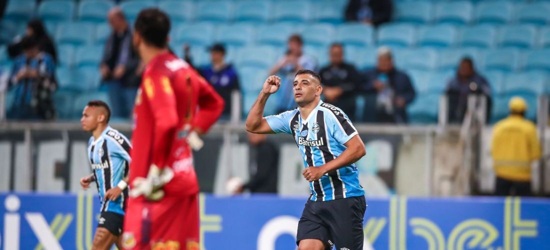 Diego Souza (ex-Sport) abriu o placar de pênalti