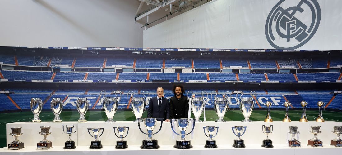 Marcelo (dir.) com seus 25 títulos pelo Real Madrid