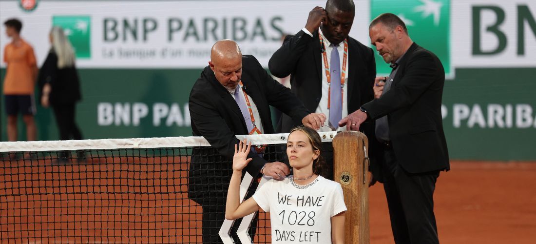 Ativista invade quadra de Roland Garros