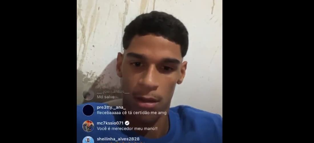 Iran Ferreira, o Luva de Pedreiro, em live nas suas redes sociais