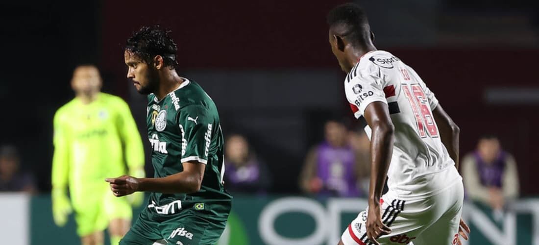 Gustavo Scarpa e Léo no último confronto entre São Paulo e Palmeiras 