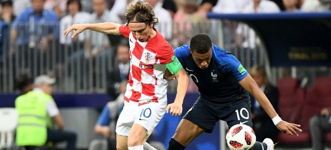 O croata Modric e o francês Mbappé disputam bola na final da Copa