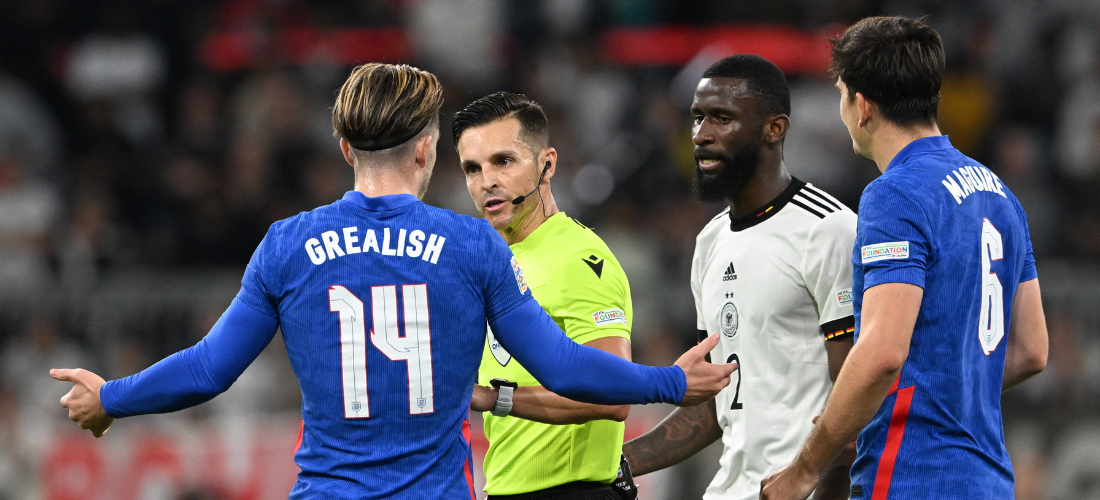 Grealish (esq.), Rudiger (centro) e Maguire (dir.) em campo no empate de Alemanha e Inglaterra