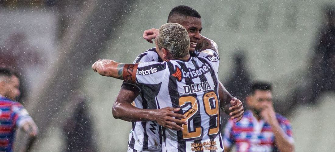 Vina e Cléber comemorando o gol do Ceará