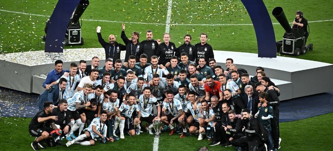 Jogadores da Argentina comemorando o título da Finalíssima 2022