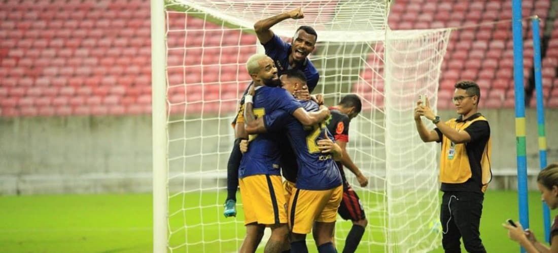 Jogadores do Retrô comemorando um dos gols da vitória diante do São Paulo Crystal