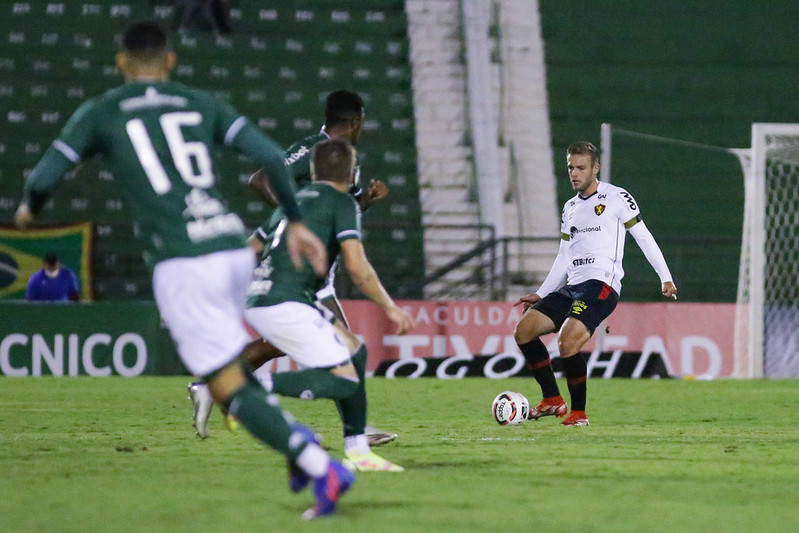 Fábio Alemão em ação contra o Guarani