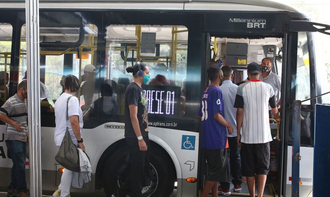 Pessoas trocam carro por ônibus, diz pesquisa