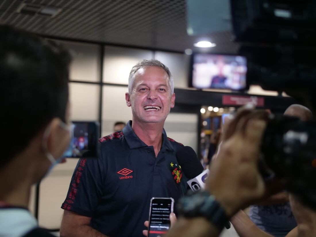 Lisca em sua chegada ao aeroporto do Recife