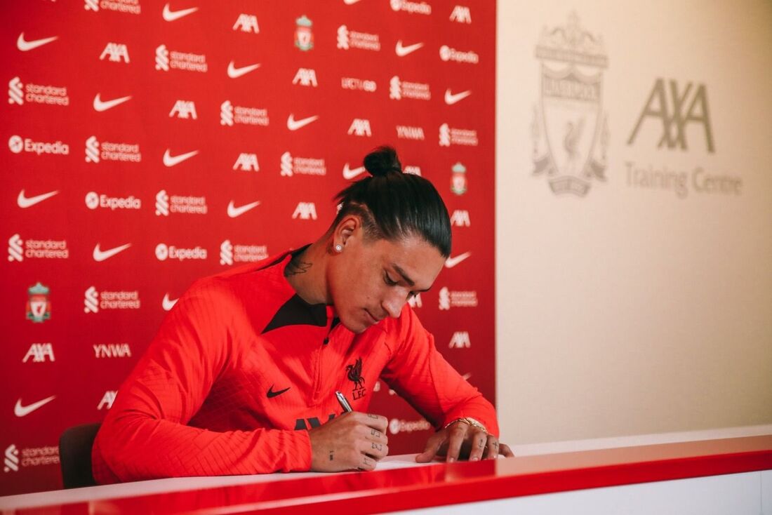 Darwin Núñez assinando contrato com o Liverpool