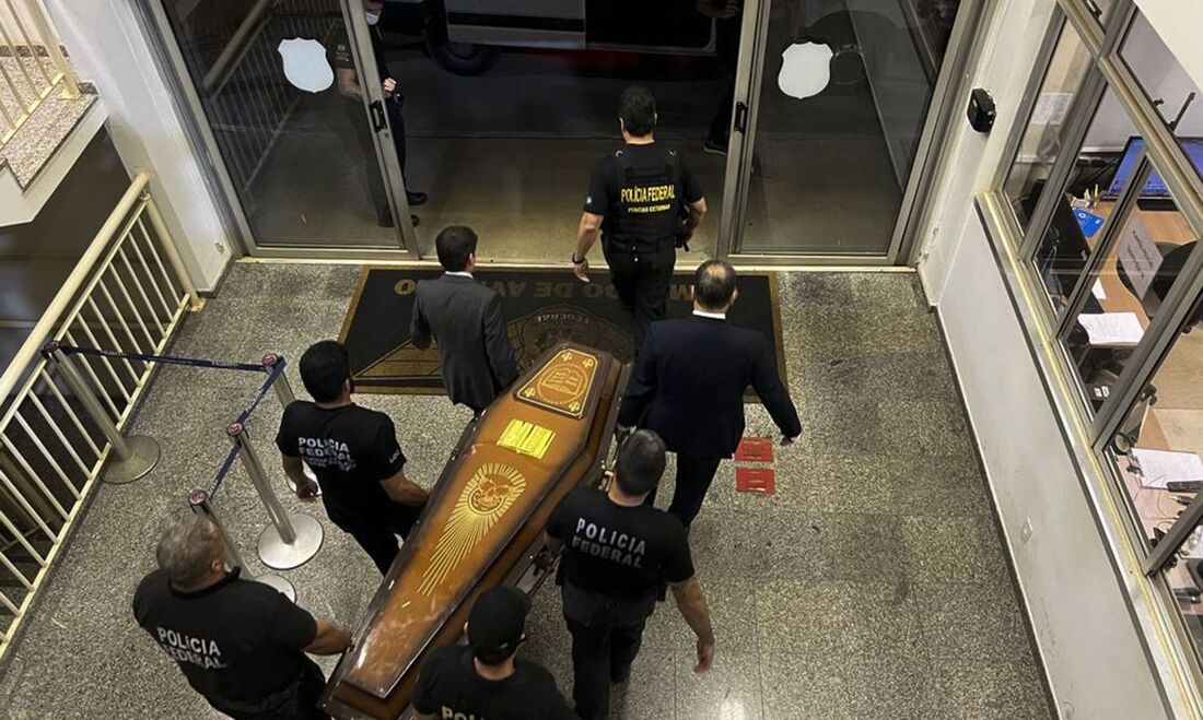 avião da Polícia Federal (PF) que transportou os remanescentes humanos encontrados durante as buscas pelo indigenista Bruno Araújo Pereira e o jornalista inglês Dom Phillips chega em Brasilia nesta quinta-feira (16) 