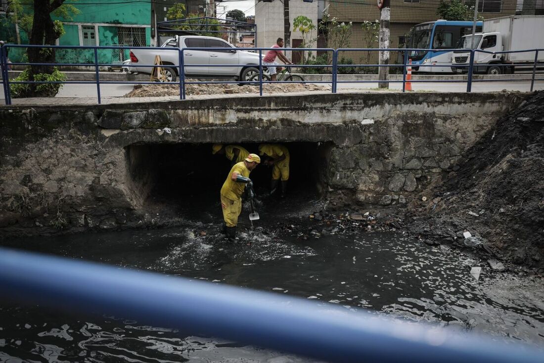 Trabalho de desobstrução em canal no Recife