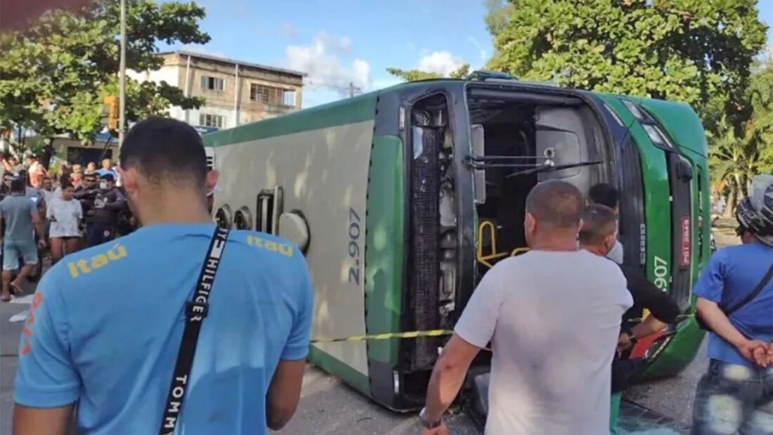 Ônibus tomba em camaragibe e deixa uma mulher morta e mais de 25 feridos